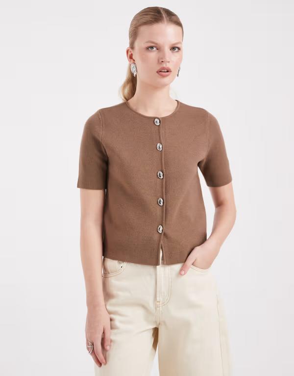 スリードベア レディース アウター カーディガン コントラスト ニット Threadbare short sleeve compact knit cardigan with contrast buttons in mocha モカ
