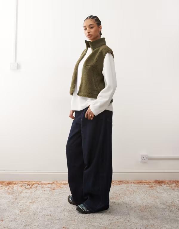 ノイジーメイ レディース トップス ベスト フリース Noisy May teddy fleece vest Kalamata グリーン の商品写真