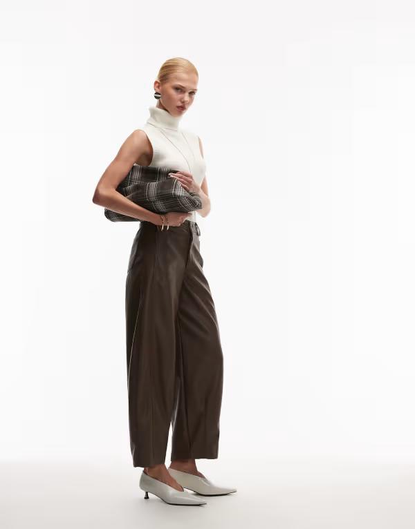 エイソス レディース ボトムス カジュアルパンツ レザー フェイクレザー ASOS DESIGN faux leather barreleg pants with seam detail in mocha モカ｜ReVida 店