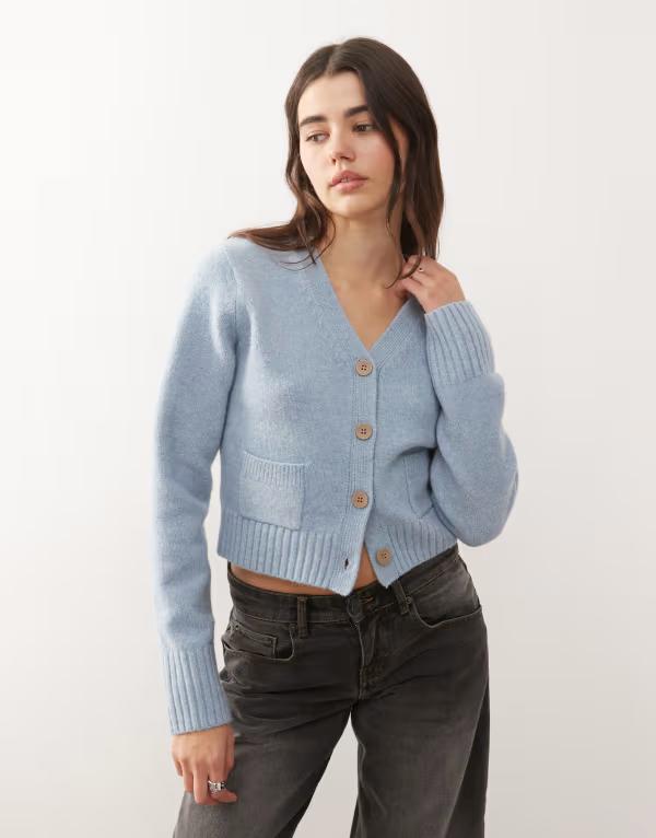 モンキ レディース アウター カーディガン クロップド ニット Monki cropped knit cardigan with pockets in dusty Blue ブルー