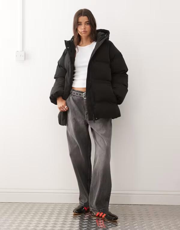 週日 レディース アウター 厚地の外套 Weekday cinched puffer coat with detachable hood Black 黒いこと