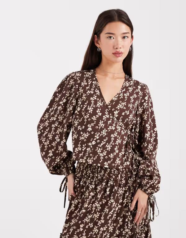 ウェンズデーガール レディース トップス シャツ フラワー柄 フリル ブラウス フラワー Wednesday's Girl wrap ruffle blouse floral BROWN ブラウン
