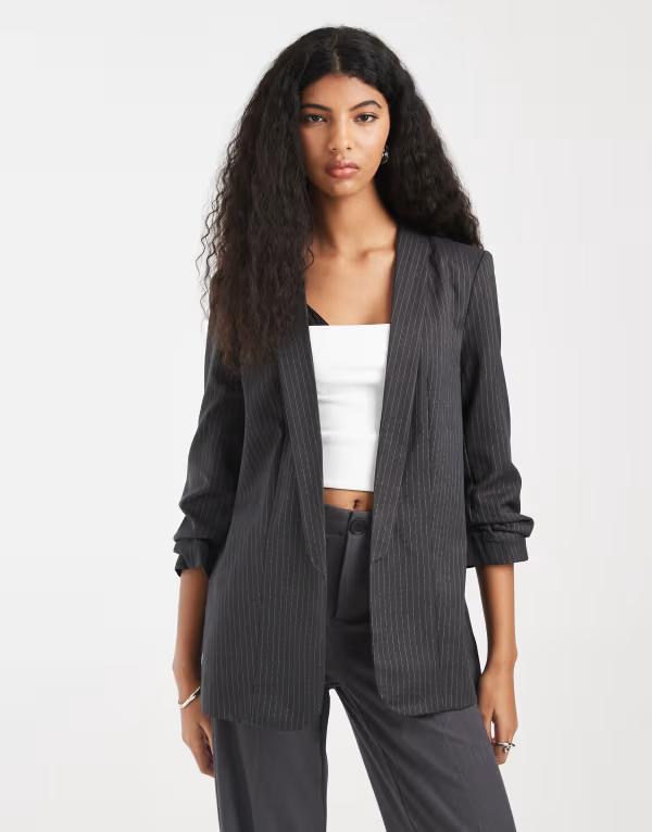 ピーシーズ レディース アウター ジャケット・ブルゾン ギャザー ブレザー PIECES tailored ruched sleeve blazer pinstripe Magnet and White ホワイト