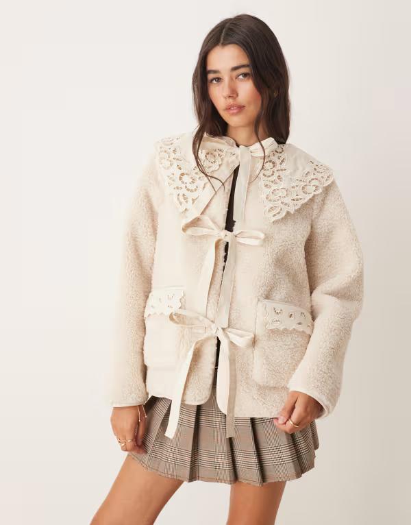 ミスセルフフリッジ レディース アウター ジャケット・ブルゾン タイディテール コントラスト Misselfridge contrast collar borg tie detail jacket in cream クリーム｜ReVida 店