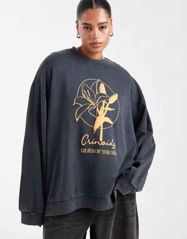 エイソス レディース アウター パーカー・スウェット シャツ グラフィック ASOS Curve ASOS DESIGN Curve oversized sweatshirt with lily flower graphic in charcoal チャコール｜ReVida 店