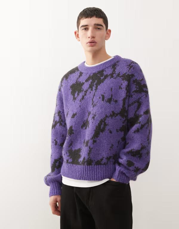 ウィークデイ メンズ アウター ニット・セーター ウール グラフィック Weekday wool blend oversized sweater with graphic jacquard and Purple abstract パープル