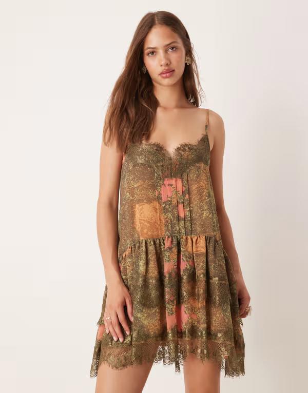 エイソス レディース トップス 衣装 ティアード 御花柄 刷り上げる フラウンス ミニ 御花 ASOS DESIGN cami tiered ruffle mini dress floral print Khaki floral print カーキ