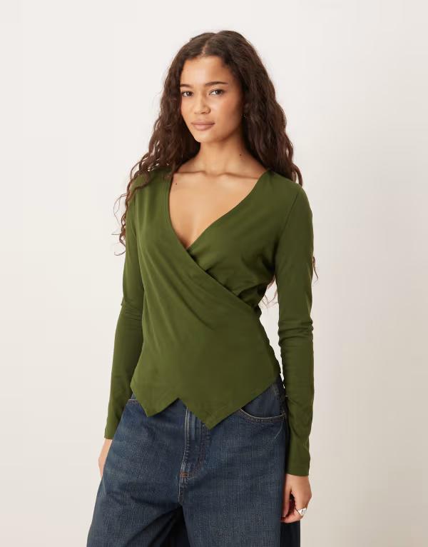 エイソス レディース トップス タンクトップ アシンメトリー Tシャツ ASOS DESIGN Circular Design Collection asymmetric neck long sleeve tee khaki カーキ