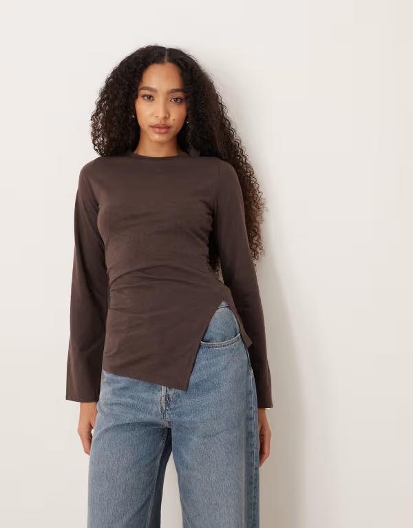 エイソス レディース トップス シャツ アシンメトリー ASOS DESIGN cinched side asymmetric long sleeve top in dark chocolate Dark chocolate チョコレート