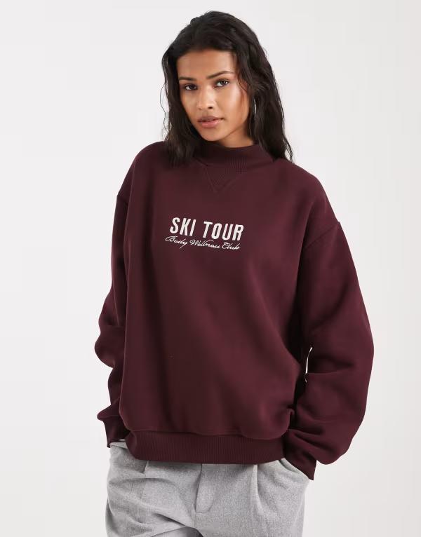 コットンオン レディース アウター パーカー・スウェット モックネック プラスサイズ シャツ グラフィック Cotton plush mock neck sweatshirt with ski tour graphic In cherry ripe CHERRY RIPE