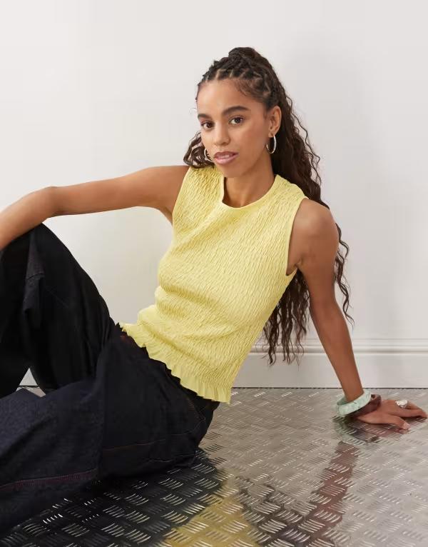 モンキ レディース トップス タンクトップ フリル ノースリーブ Monki smock shirred sleeveless tank with ruffledge in yellow Lime ライム｜ReVida 店