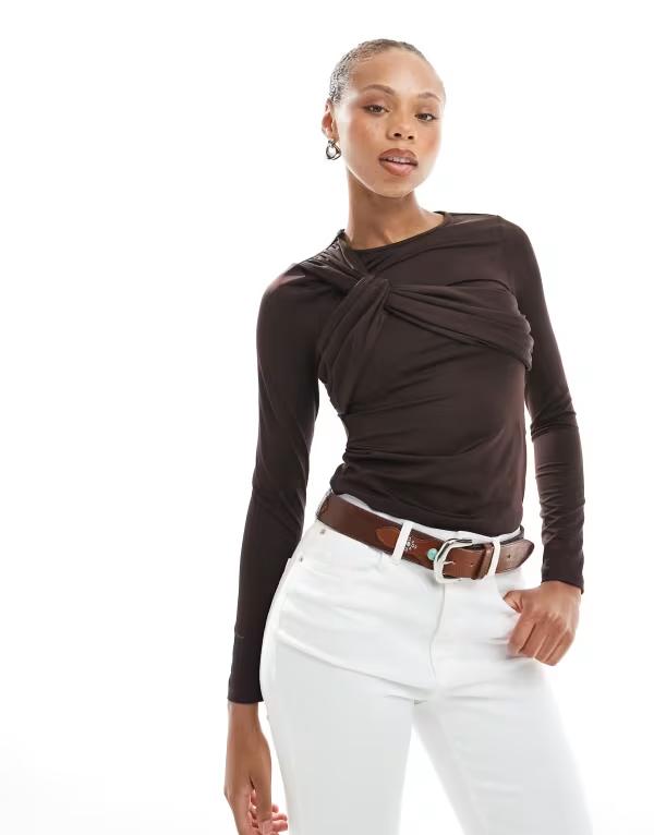 フォース&レックレス レディース トップス シャツ アシンメトリー 4th & Reckless asymmetric bust detailong sleeve top in chocolate チョコレート｜ReVida 店