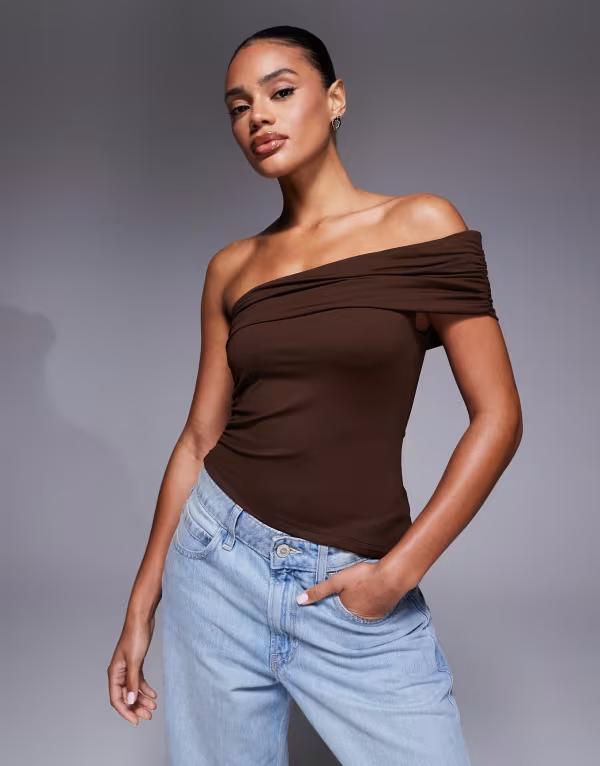 エイソス レディース トップス プルオーバー 非対称 ASOS DESIGN polyamide asymmetric off the shoulder top Brown 赤銅色