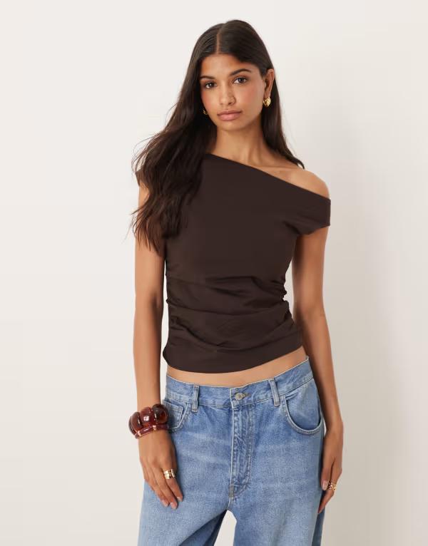 エイソス レディース トップス Tシャツ ギャザー ASOS DESIGN off shoulderuchedetail top in chocolate Brown ブラウン