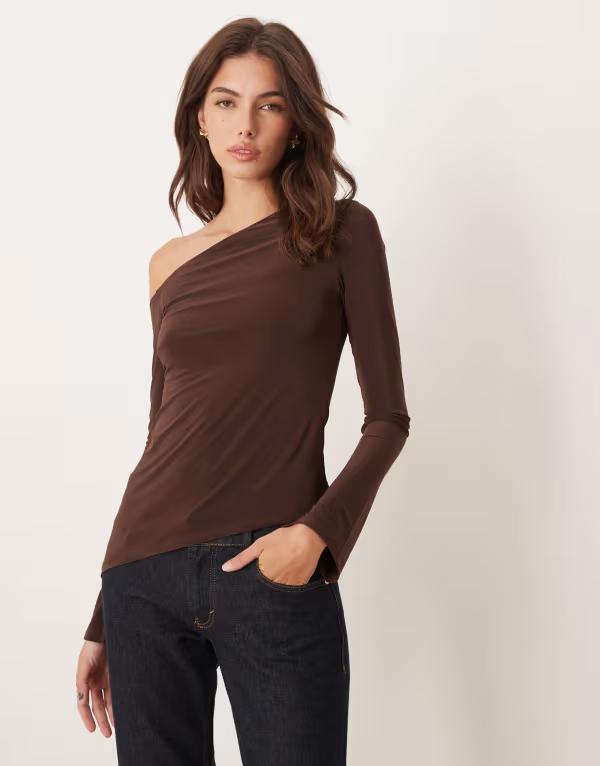 エイソス レディース トップス Tシャツ アシンメトリー オフショルダー ASOS DESIGN off-shoulder slinky asymmetric top in chocolate Brown ブラウン