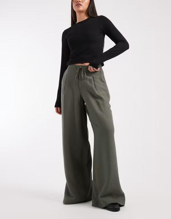エイソス レディース ボトムス カジュアルパンツ ワイドレッグ ASOS DESIGN softextured wide leg pants in mid Green グリーン