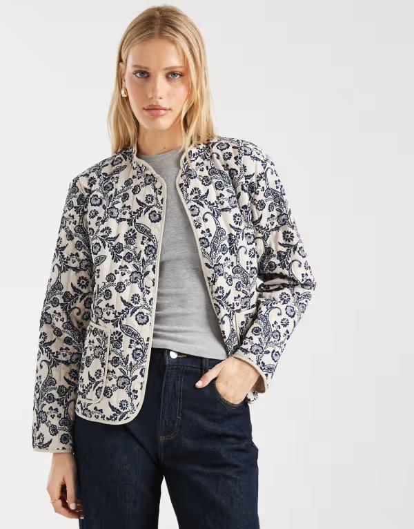 ヴェロモーダ レディース アウター ジャケット・ブルゾン プリント キルティング Vero Moda quilted jacket in cream and blue paisley print Pumice Stone Paisley ストーン|ReVida 店
