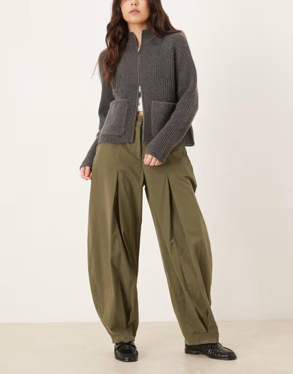 エイソス レディース ボトムス カジュアルパンツ ASOS DESIGN box pleat barreleg pants in olive GREEN グリーン