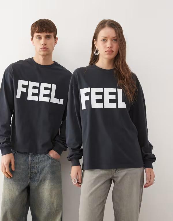 コルージョン レディース トップス Tシャツ グラフィック COLLUSION Unisex long sleeve boxy t-shirt with 'FEEL' graphic Black ブラック