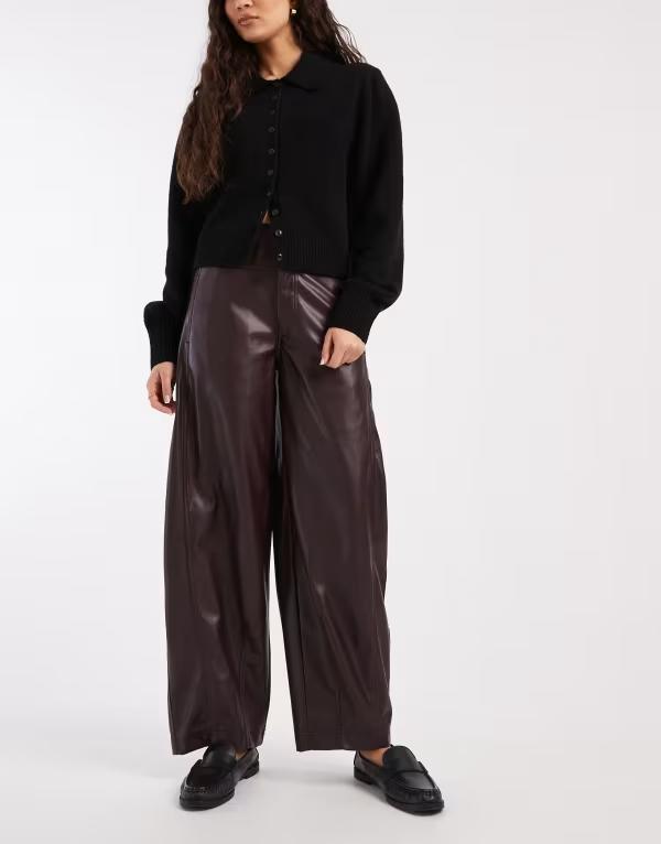 エイソス レディース ボトムス カジュアルパンツ レザー フェイクレザー ASOS DESIGN faux leather barreleg pants with seam detailing in plum プラム