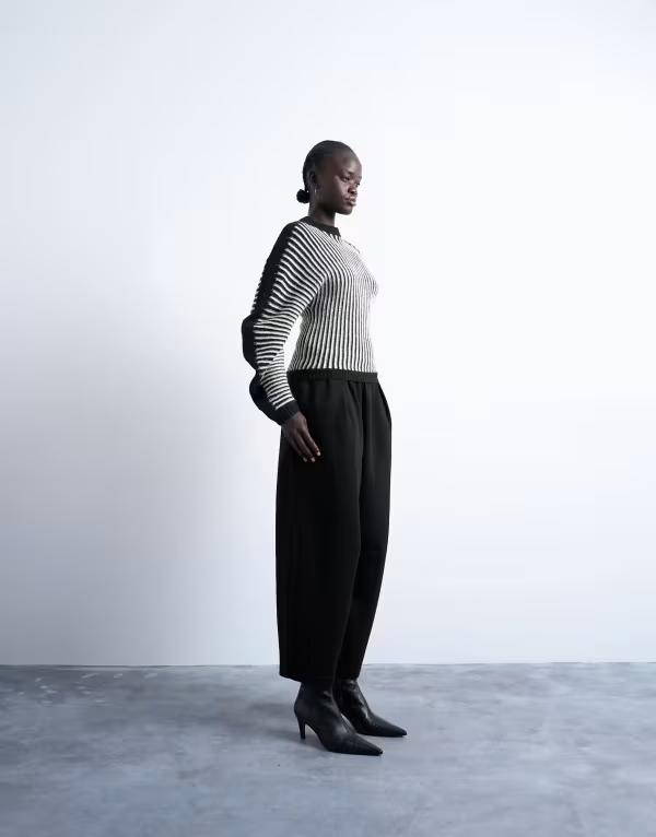 トップショップ レディース ボトムス カジュアルパンツ スウェットパンツ Topshop oversized barreleg sweatpants Black ブラック｜ReVida 店