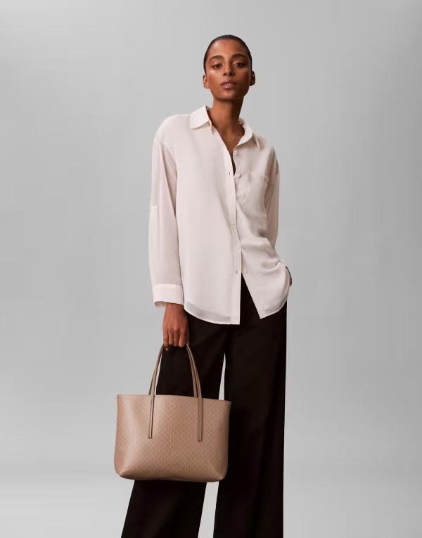 カルバンクライン レディース バッグ ロゴ Calvin Klein all over logo tote bag in tan Desertaupe AOP トープ