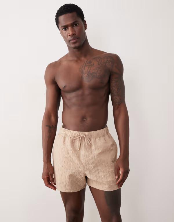 エイソス メンズ 水着 ハーフパンツ・ショーツ ショートパンツ ASOS DESIGN textured swim shorts in short length BEIGE ベージュ｜ReVida 店