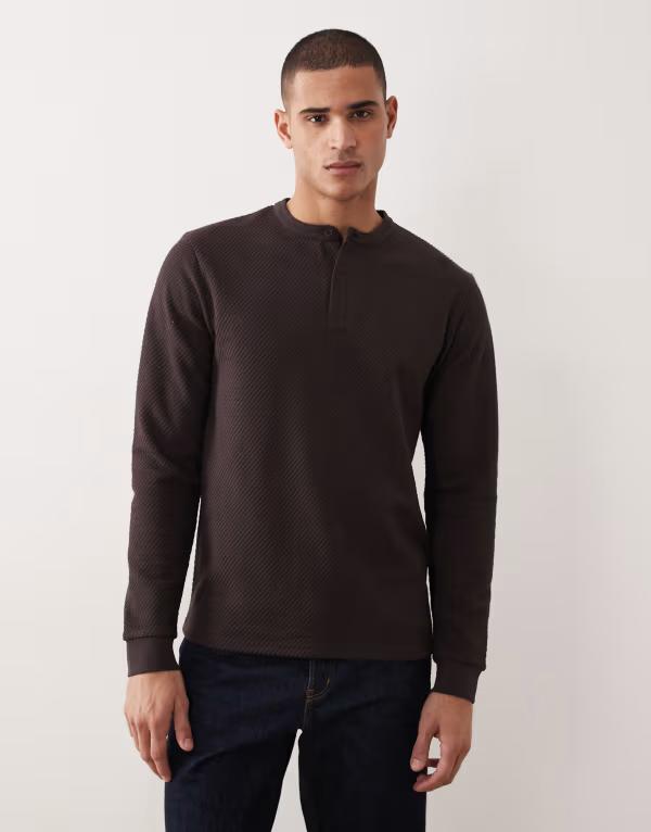 エイソス メンズ トップス Tシャツ ヘンリーネック ASOS DESIGN long sleeve t-shirt withenley neck texture Mole ブラウン