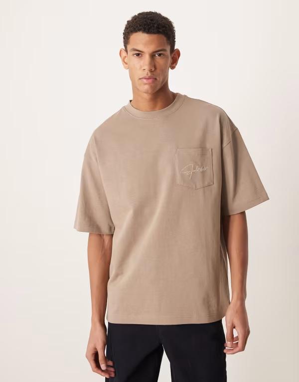 エイソス メンズ トップス Tシャツ ASOS DESIGN Circular Design Collection super heavyweight relaxed T-shirt with front pocket embroidery Fungi ブラウン