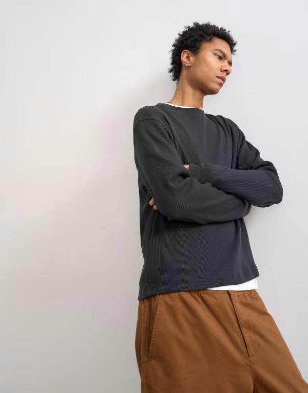トップマン メンズ トップス Tシャツ クロップド Topman cropped fit long sleeve heavyweight waffle T-shirt in washed Black ブラック