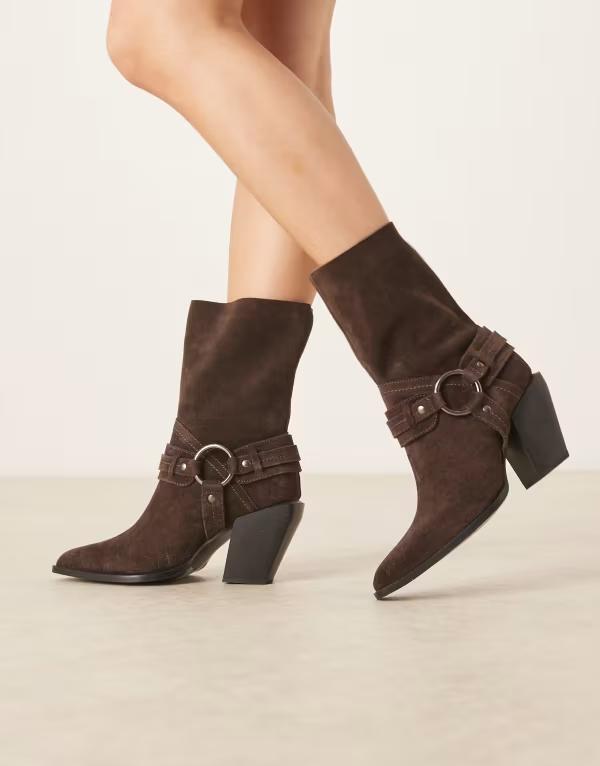エイソス レディース シューズ ブーツ・レインブーツ スエードクロス アンクル ASOS DESIGN Elena suede western ankle boots witharness detailing インチ chocolate 黒茶