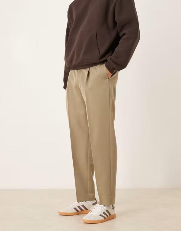エイソス メンズ ボトムス 心地よいズボン下 筋目 ASOS DESIGN pleated oversized taperedress pants with exposed button Khaki カーキ