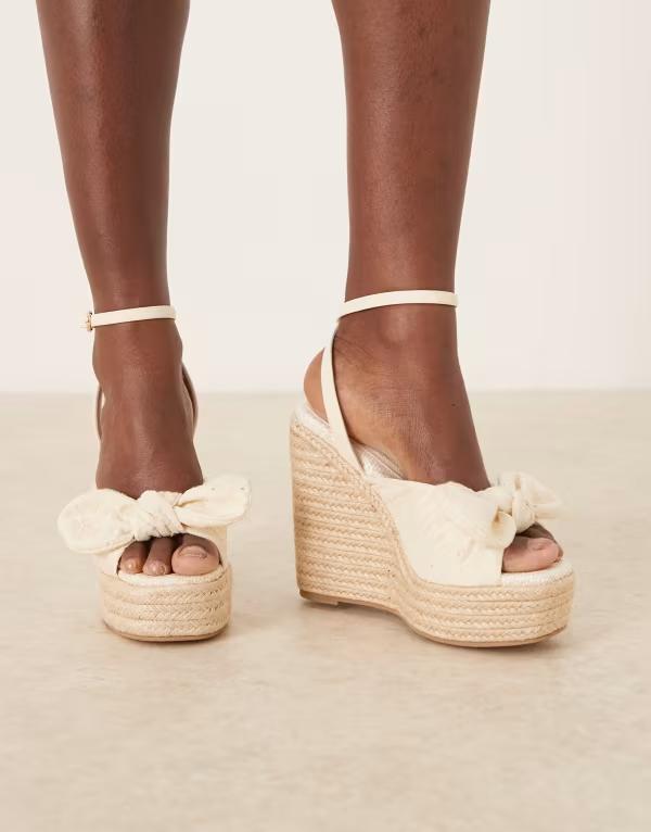 エイソス レディース シューズ サンダル ASOS DESIGN Trinity bow detail wedge sandals インチ cream 皮膚軟化剤