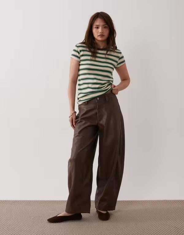 エイソス レディース ボトムス カジュアルパンツ プチ レザー フェイクレザー ASOS DESIGN Petite faux leather barreleg pants with seam detail brown ブラウン