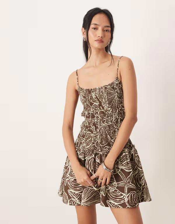 エイソス レディース トップス ワンピース プリント ミニ ASOS DESIGN crinkle mini sundress with shirredropped waist in chocolate shell print Chocolate Shell Print チョコレート｜ReVida 店