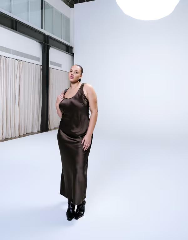 エイソス レディース トップス ワンピース サテン マキシ ASOS Curve ASOS DESIGN Curve scoop neck satin maxi dress in chocolate チョコレート｜ReVida 店 13,634円