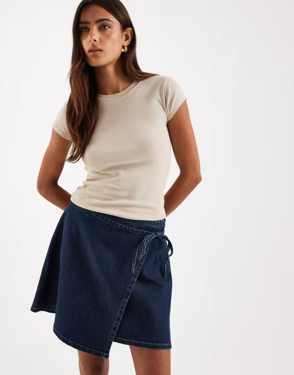 ピーシーズ レディース ボトムスカート ミニ デニム Pieces tie waist denimini skirt in dark indigo Dark Blue Denim デニム