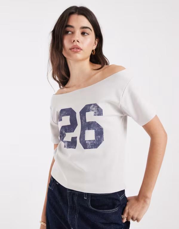 コットンオン レディース トップス Tシャツ グラフィック Cotton sporty off the shoulder graphic tee in smoke スモーク|ReVida 店