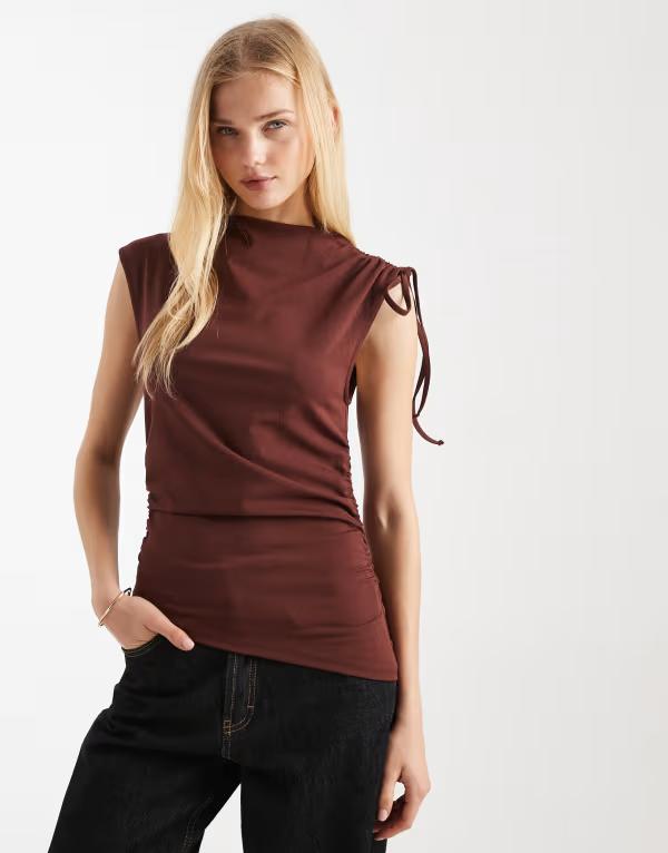エイソス レディース トップス プルオーバー 非対称 ギャザー ノースリーブ ASOS DESIGN sleeveless asymmetric top with ruched shoulder インチ chocolate BROWN 赤銅色