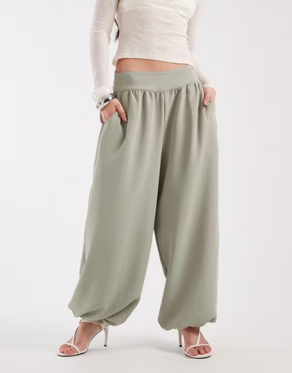 エイソス レディース ボトムス カジュアルパンツ ASOS DESIGN tailored cuffed hem formal balloon pants in sage セージ