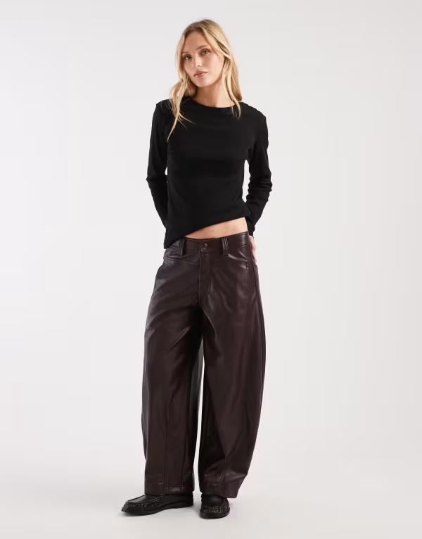 エイソス レディース ボトムス カジュアルパンツ プチ レザー フェイクレザー ASOS DESIGN Petite faux leather barreleg pants with seam detail in plum プラム