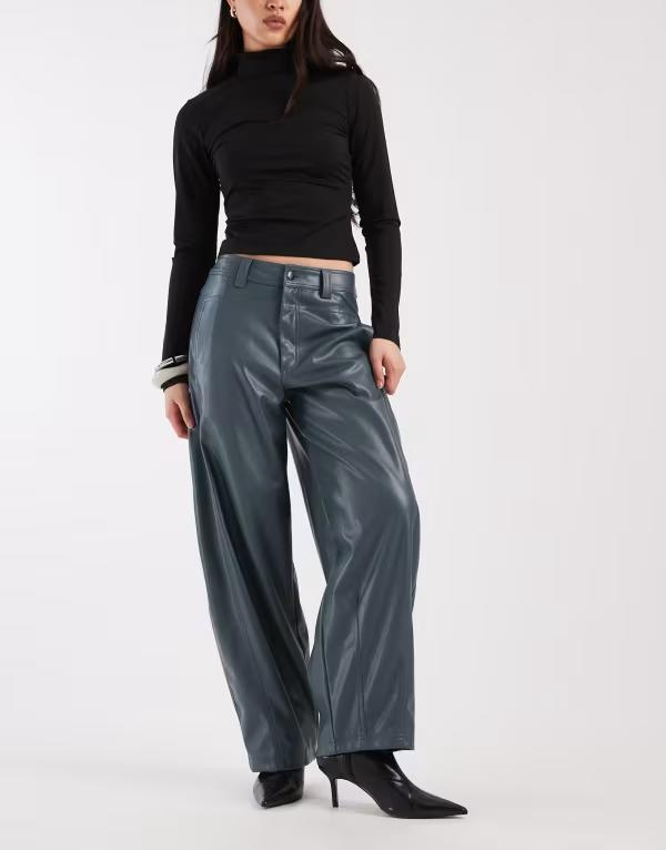 エイソス レディース ボトムス カジュアルパンツ レザー フェイクレザー ASOS DESIGN faux leather barreleg pants with seam detail in teal ティール