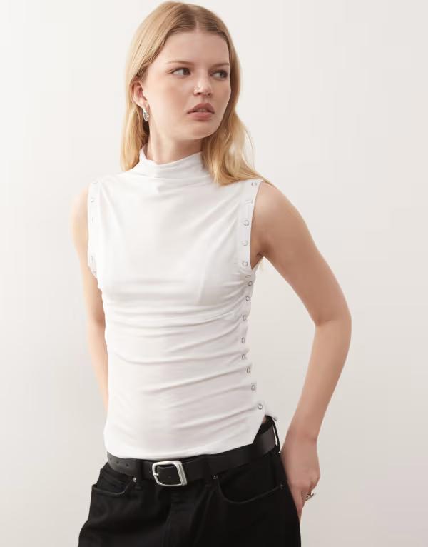 ウィークデイ レディース トップス Tシャツ モックネック ノースリーブ Weekday mock neck sleeveless top with side button detail White ホワイト