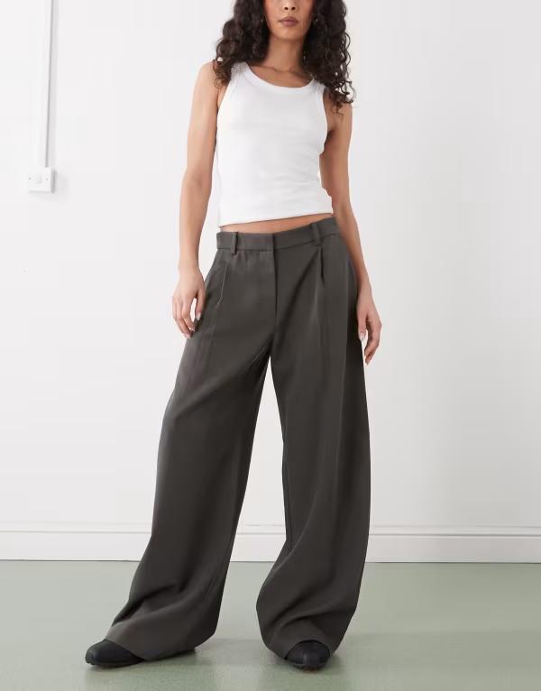 ウィークデイ レディース ボトムス カジュアルパンツ ワイドレッグ Weekday Dara lowaist wide leg pants with front pleats in dark mole DARK MOLE|ReVida 店