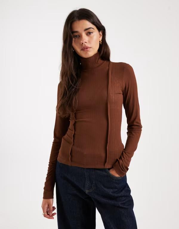 エイソス レディース トップス プルオーバー 照明ランプのど首 ASOS DESIGN funnel neck long sleeve top with exposed seams BROWN 赤銅色