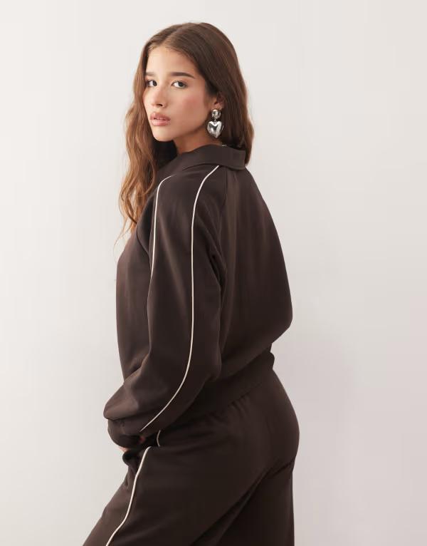 モンキ レディース アウター パーカー・スウェット ハーフジップ シャツ Monki half zip sweatshirt with beige piping detail in dark chocolate brown - part of a set Chocolate brown ブラウン