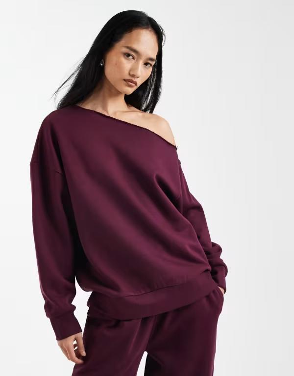 エイソス レディース アウター パーカー・スウェット オフショルダー シャツ ASOS DESIGN off-shoulder brushback sweatshirt in plum プラム