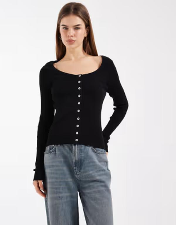 エイソス レディース アウター カーディガン コントラスト コットン ASOS DESIGN cotton blend u-scoop cardigan with contrast buttons Black ブラック｜ReVida 店