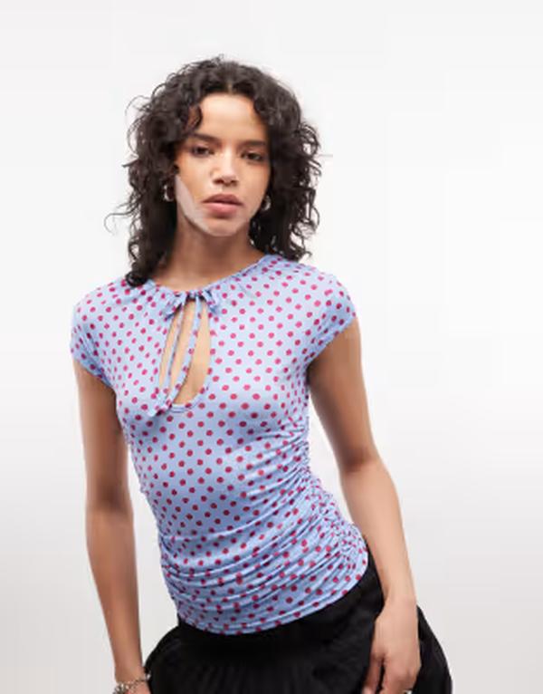 リクレイム ヴィンテージ レディース トップス ティーシャツ 一点 鳥打ち帽 Reclaimed Vintage keyhole tie cap sleeve top and magenta polka dots Blue polka dot 青色 トップス-Tシャツ・カットソー-レディースファッション