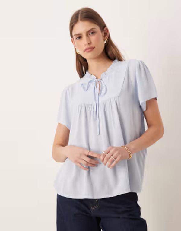 ジェイディーワイ レディース トップス シャツ ドット ブラウス JDY pussybow short sleeve blouse in light blue textured polka dots Kentucky blue ブルー